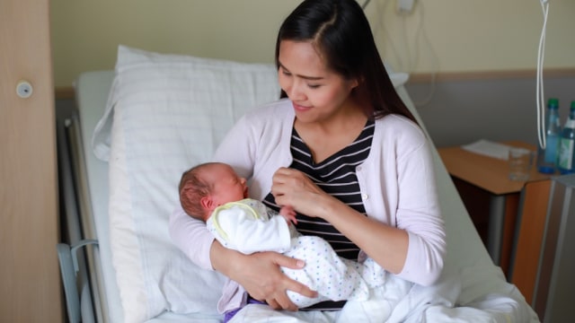 Ilustrasi ibu yang habis melahirkan dan bayinya di rumah sakit Foto: Shutterstock