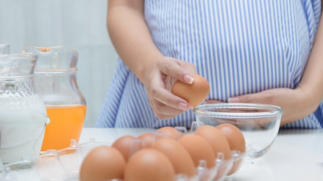 ibu hamil tidak boleh makan telur sembarangan Foto: Shutterstock