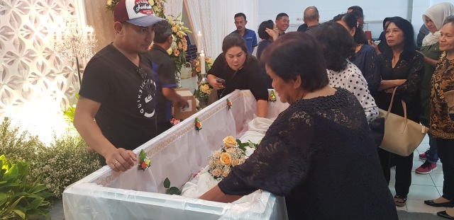 Rio Febrian (kiri) saat berada di peti jenazah sang ibu, Nancy Kosakoy, di Yayasan Gotong Royong, Kota Malang, Rabu pagi (18/9). Foto: Irham Thoriq/tugumalangid