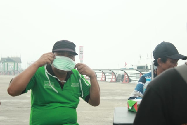 Warga Pontianak menggunakan masker untuk mengurangi dampak kabut asap. Foto: Lydia Salsabila/Hi!Pontianak