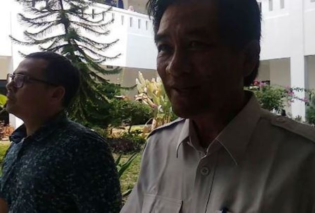 Kadis PUPRP Kepri Abu Bakar tiba di Kantor BPKAD Provinsi Kepri untuk menjalani pemeriksaan KPK. (Foto: Sutana/batamnews)