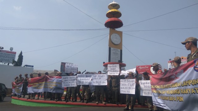  Ratusan Satpol PP menggelar aksi damai melawan hoax di Bundaran Tugu Adipura, Rabu(18/9) | Foto: Rafika Restiningtias/ Lampung Geh