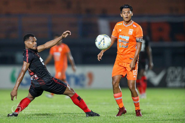 Penyerang Borneo FC, Lerby Eliandri, berduel dengan pemain Persipura Jayapura. Foto: Dok. Liga Indonesia