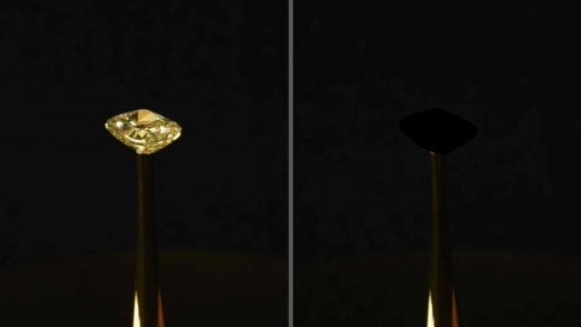 Perbandingan antara berlian yang bersinar dan berlian yang seolah hilang setelah ditutupi material terhitam ini. Foto: R. Capanna, R. Berlato, dan A. Pinato
