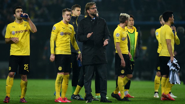 Juergen Klopp dan skuat Borussia Dortmund 2014/15. Foto: TOBIAS SCHWARZ / AFP