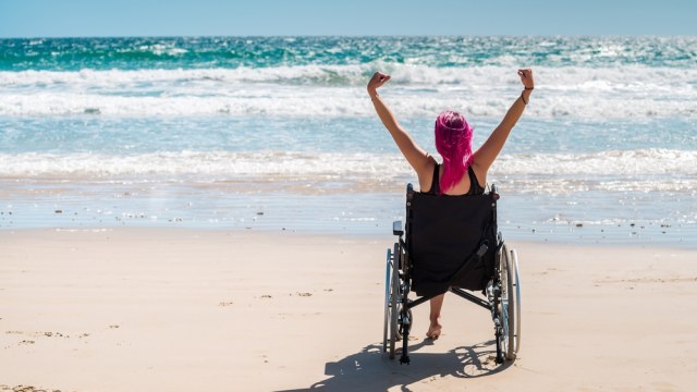 Ilustrasi wisatawan disabilitas traveling sendirian. Foto: Shutterstock