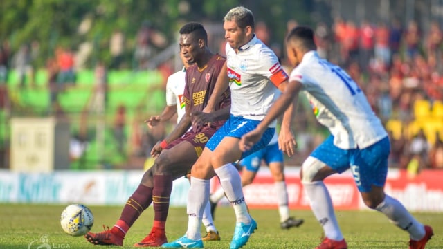 Penyerang PSM Makassar, Amido Balde, saat melawan PSIS Semarang. Foto: Dok. Liga Indonesia