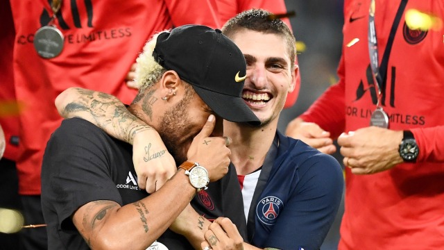 Neymar dan Marco Verratti merayakan keberhasilan PSG menjadi juara Trophee des Champions 2019. Foto: AFP/Franck Fife