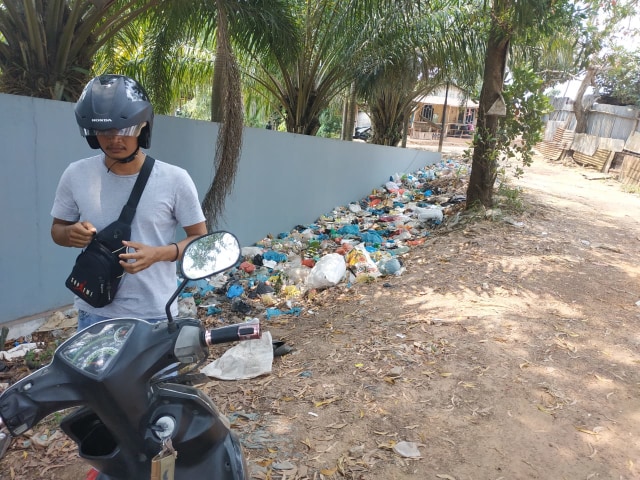 Sampah di Samping SPBU Paradis-Batam Timbulkan Aroma Tak Sedap