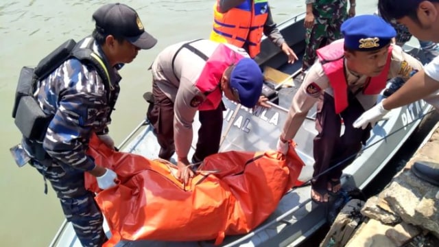 Evakuasi mayat perempuan oleh petugas di Perairan Lekok, Rabu (18/9/2019)