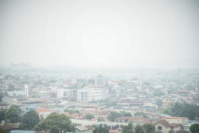 Kabut asap menyelimuti kawasan Bengkong, Batam, Kepulauan Riau, Selasa (10/9/2019). Hingga Rabu (18/9/2019) kabut asap masih menyelimuti wilayah Batam. (Foto: Antara/Kanwa)