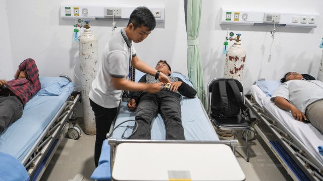 Perawat memeriksa pasien yang menjalani perawatan di Rumah Oksigen RSUD Doris Sylvanus, Palangka Raya, Kalimantan Tengah, Rabu (18/09/2019). Foto: ANTARA FOTO/Hafidz Mubarak A