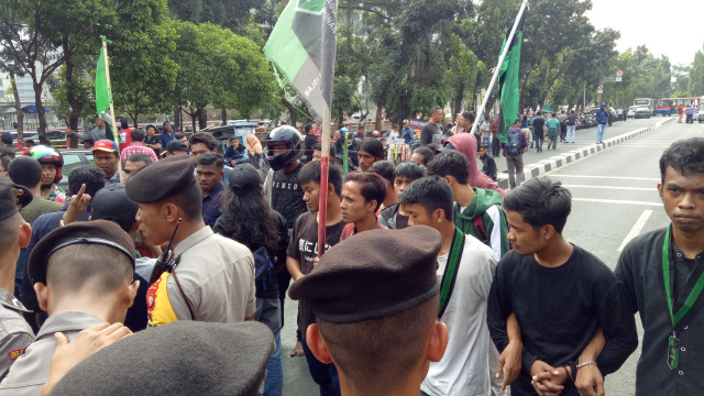 Massa HMI beraksi di depan gedung KPK tolak Firli jadi ketua KPK, Rabu (18/9/2019). Foto: Aprilandika Pratama/kumparan