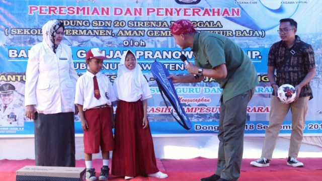 Ganjar Resmikan Sekolah Tahan Gempa Bantuan Warga Jateng di Donggala (17161)