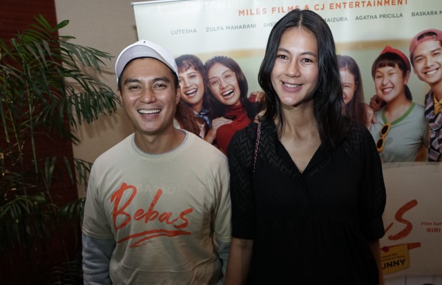 Artis Paula Verhoeven (kanan) dan Baim Wong saat hadir di konferensi pers film Bebas di Plaza Senayan, Jakarta, Rabu, (18/9). Foto: Ronny