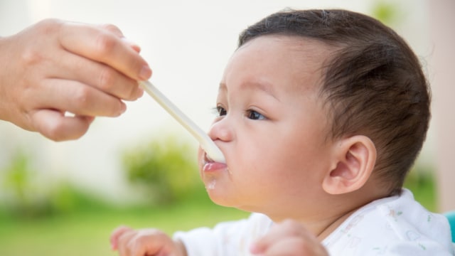 Ilustrasi memberi makan bayi Foto: Shutterstock