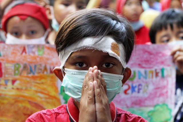 Aksi keprihatinan ratusan siswa SD Muhammadiyah 16 Surabaya. Foto-foto: Nicolaus dwianto/Basra