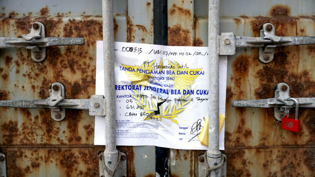 kontainer sampah B3 yang akan diekspor yang sudah di tempel tanda pengamanan bea dan cukai. Foto: Iqbal Firdaus/kumparan