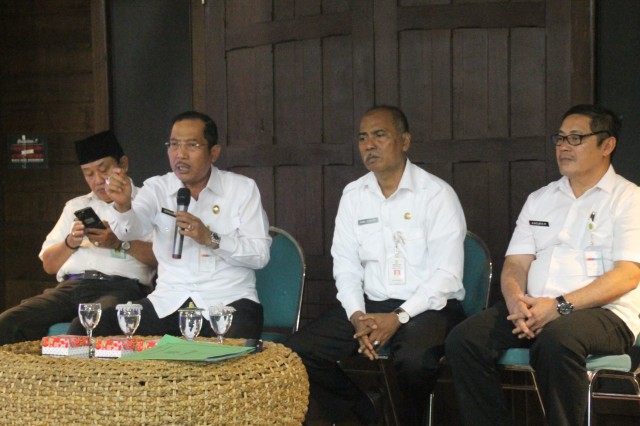 Wakil Wali Kota Banjarmasin, Hermansyah (dua dari kiri) ketika evaluasi dana kelurahan pada Rabu (18/9/2019). Foto: M Syahbani/banjarhits.id