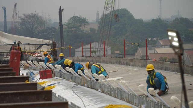 Pekerja konstruksi dari PT Waskita Karya (Persero) Tbk menuntaskan penggarapan proyek Tol Jakarta-Cikampek Elevated tahap II. Foto: Dok. Waskita Karya