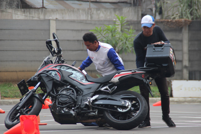 Peserta terjatuh saat melakukan safety riding di Jatake, Tangerang Foto: Bangkit Jaya Putra/kumparan