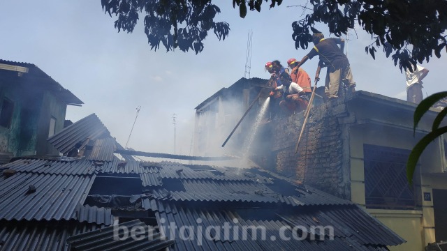 Terdengar Suara Ledakan, Rumah di Mojokerto Terbakar
