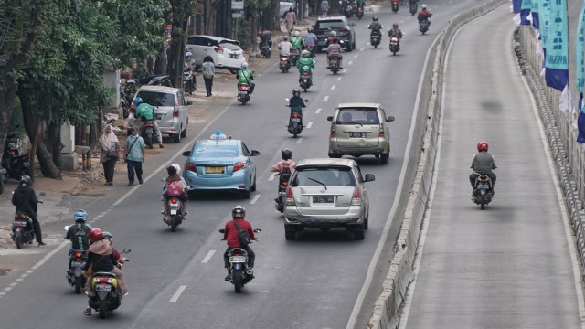 Kendaraan melintas di jalur bus transjakarta, kawasan Mampang, Jakarta Selatan, Rabu (18/9/3/2019). Foto: Jamal Ramadhan/kumparan 