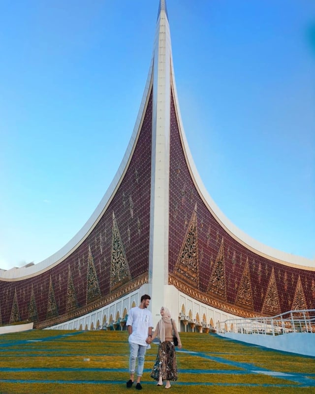 Ammar Zoni bersama sang istri Irish Bella mengunjungi Masjid Raya Sumatera Barat Foto: Instagram/@ammarzoni