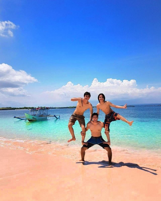 Ammar Zoni di Pantai Pink, Lombok Foto: Instagram/@ammarzoni
