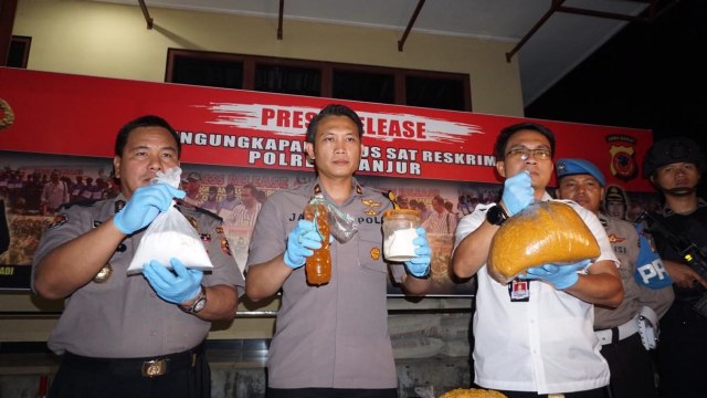 Anggota Polres Cianjur  menunjukkan barang bukti pembauatan mie berbahan formalin di Cianjur.  Foto: Dok. Humas Polda Jabar 