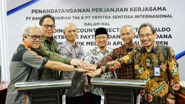 Dirut PayTren, Hari Prabowo (paling kiri) saat penandatanganan kerja sama BRIsyariah dengan Paytren untuk pengembangan fitur fintech.  Foto: Dok. BRIsyariah