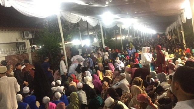 Suasana tahlilan di rumah almarhum Presiden ke-3 RI B.J Habibie di Jalan Patra Kuningan, Jakarta. Foto: Andesta Herli Wijaya/kumparan 