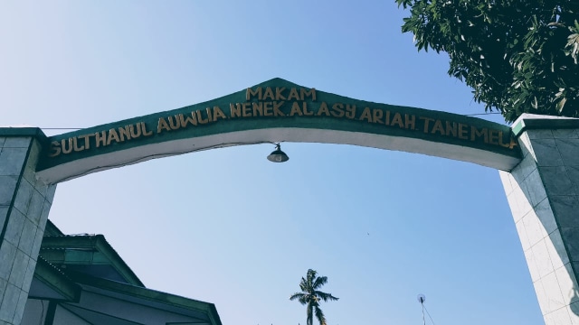 Pintu gerbang makam Sulthanul Aulia Alasy Ariah, berada di tengah pemukiman di Desa Payunga, Kecamatan Batudaa, Kabupaten Gorontalo. Rabu, (18/9). Foto : Dok Banthayo.id