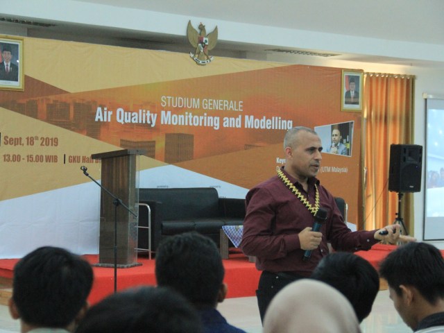 Pakar polusi udara dari Universiti Teknologi Malaysia (UTM) Wesam Al Madhoun saat menyampaikan materi, Rabu (18/9) | Foto: Humas ITERA