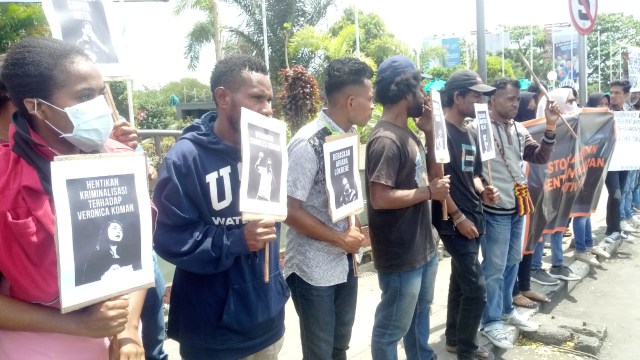 Puluhan mahasiswa asal Papua di Ambon berunjuk rasa di depan Gong Perdamaian Ambon, Rabu (18/9) (Foto: Ambonnesia.com)