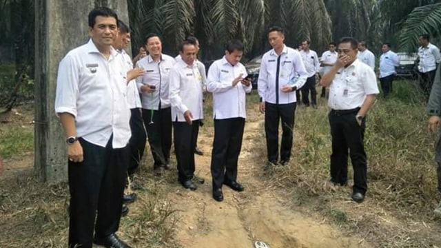 Sekda Kabupaten Rokan Hulu, Abdul Haris, saat mengunjungi lokasi video viral dua remaja putri menyeberangi sungai dengan naik motor ditaraik sling flying fox. (Foto: Koleksi Muamer Ghadafi)