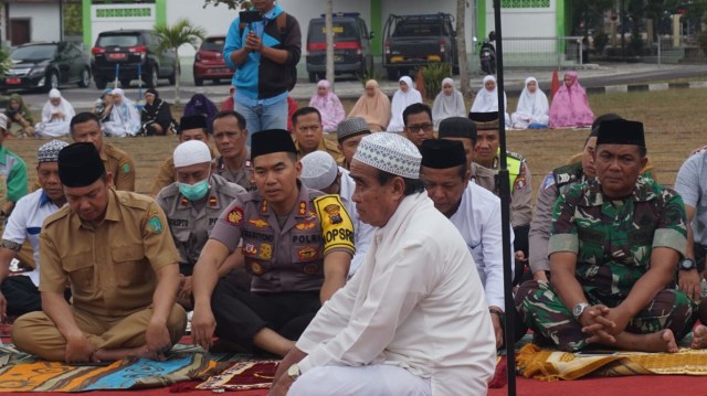 Kapolres Sukamara dan Bupati Sukamara bersama FKPD Sukamara dan masyarakat melaksanakan salat istisqo di Halaman Mapolres Sukamara. (Foto: Joko Hardyono)