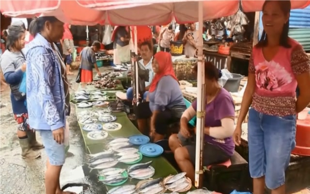 Aktivitas para pedagang ikan di Pasar Mardika Kota Ambon, Rabu (18/9). (Foto: ambonnesia)