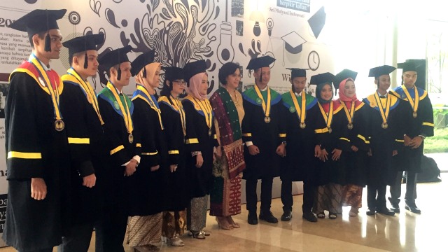 Menteri Keuangan Sri Mulyani berfoto bersama para wisudawan di Wisuda Akbar STAN di ICE BSD, Tangerang, Kamis (19/9/2019). Foto: Ema Fitriyani/kumparan