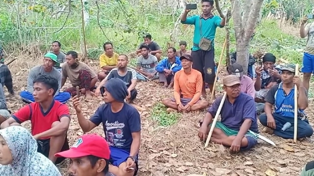 Puluhan orang warga Wawonii saat berusaha menghalangi aktifitas pertambangan di daerah mereka, Foto: Istimewa.