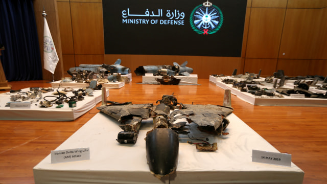 Sisa-sisa rudal dan drone yang diduga digunakan untuk menyerang fasilitas minyak Aramco ditunjukkan saat konferensi pers di Arab Saudi.  Foto: REUTERS / Hamad I Mohammed