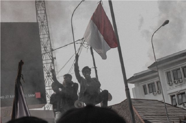 Aksi mahasiswa menolak revisi Undang-undang Komisi Pemberantasan Korupsi. Aksi yang dilakukan mahasiswa lintas kampus di Bandung ini berlangsung di DPRD Jawa Barat. (Aditya Prayoga)