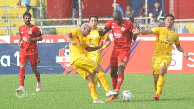Aksi Karl Max saat melawan Bhayangkara FC. Foto: Dok. Liga Indonesia