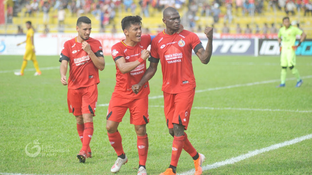 Para pemain Semen Padang tengah merayakan gol. Foto: Dok, Liga Indonesia