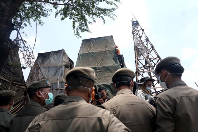 Petugas menertibkan usaha liar pembakaran arang/kabel timah di Cilincing, Jakarta, Kamis (19/9/19). Foto: Iqbal Firdaus/kumparan