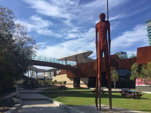 Patung Aborigin bernama Wirin di Yagan Square. Wirin diambil dari bahasa Noongar yang berarti semangat dan representasi dari kreatifitas yang menyatu dengan alam. Foto: Ahmad Romadoni/kumparan