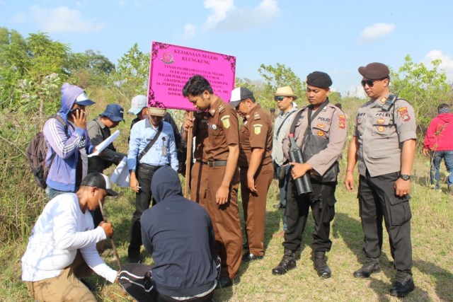 Pemasangan plang eksekusi oleh petugas Kejaksaan Negeri, Denpasar (kanalbali/KR7)