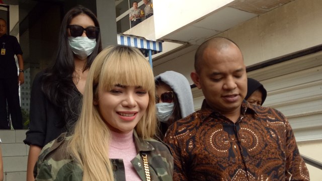 Dinar Candy melaporkan warga negara Amerika Serikat terkait penyebaran konten pornografi. Foto: Aria Pradana/kumparan