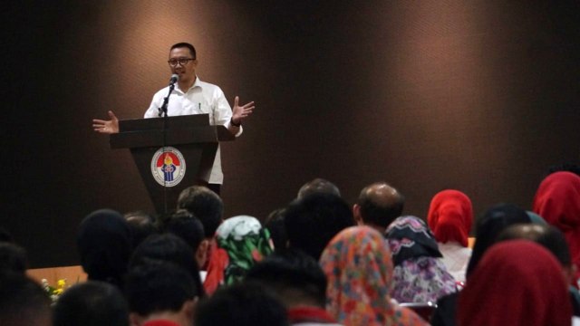 Imam Nahrawi memberikan sambutan pada pertemuan dengan sejumlah pejabat kemenpora di Kementerian Pemuda dan Olahraga, Jakarta, pada Kamis (19/9/2019). Foto: Fanny Kusumawardhani/kumparan
