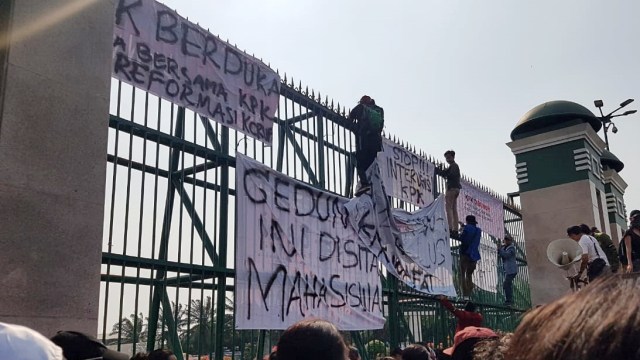 Sejumlah mahasiswa memanjat gerbang depan Gedung DPR RI, Jakarta, Kamis (19/9/2019). Foto: Efira Tamara/kumparan